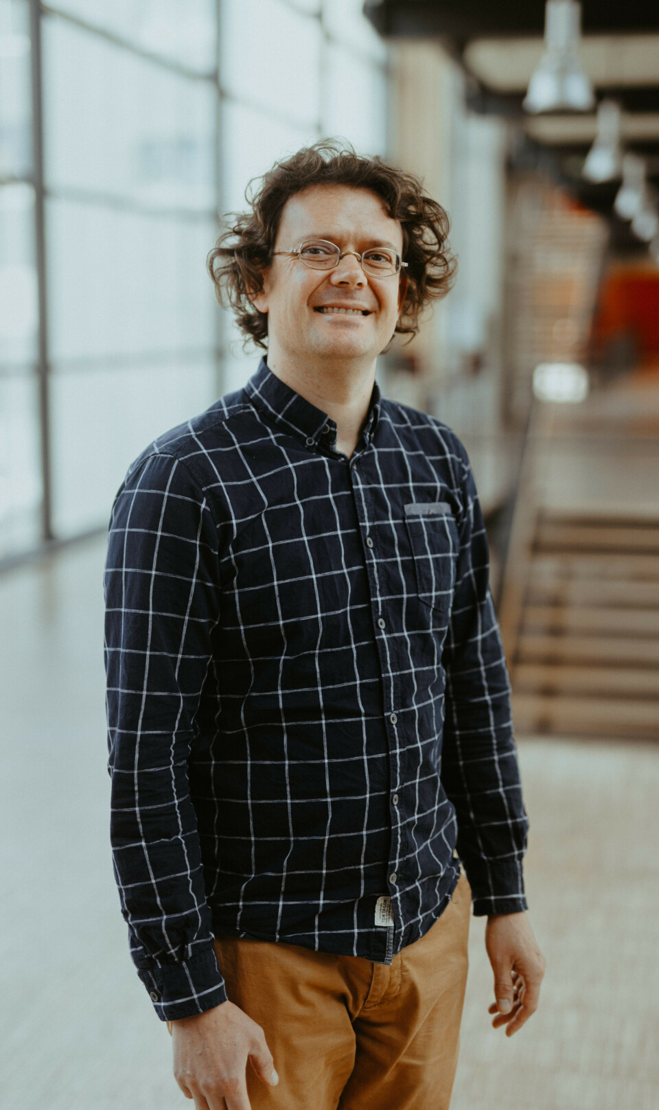 Dr. Christoph Enzensperger stands in the corridor of the Bioinstrumentenzentrum Jena