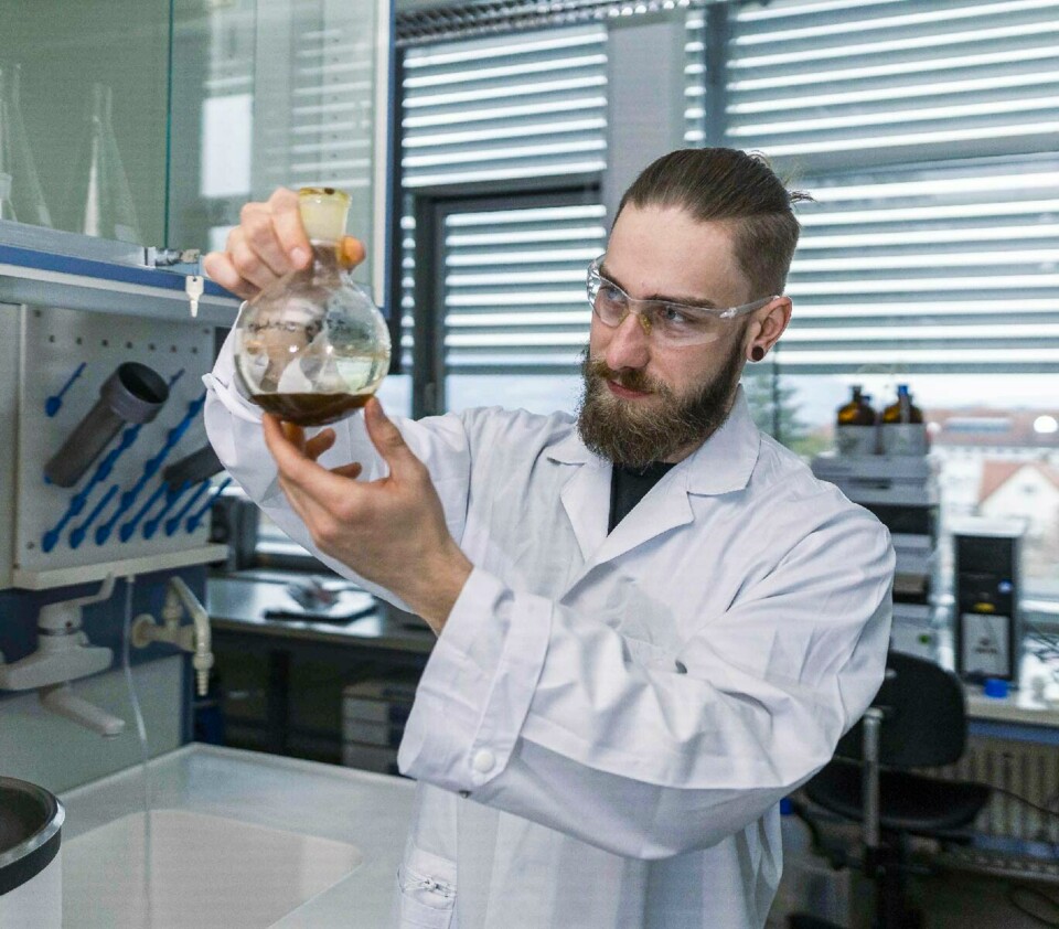 Dr. Felix Blei Dr. Felix Blei im Labor mit einem Rundkolben