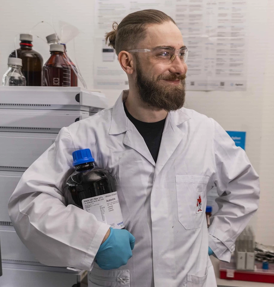 Cannabis testen lassen Dr. Felix Blei im weißen Laborkittel
