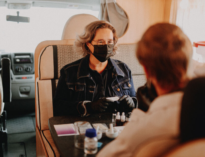 Dr. Felix Blei und Gesundheitsministerin Heike Werner Gesundheitsministerin Heike Werner und Dr. Felix Blei im mobilen Labor mit Testmaterialien und Reagenzien
