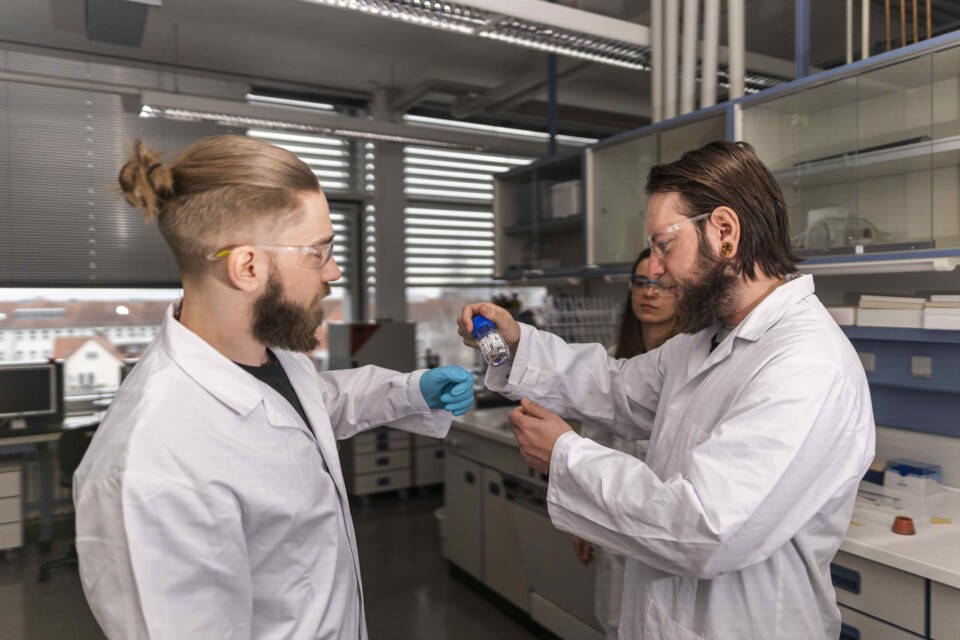 miraculix team im Labor Dr. Felix Blei, Roxana Preuß und Frank Junger im Labor