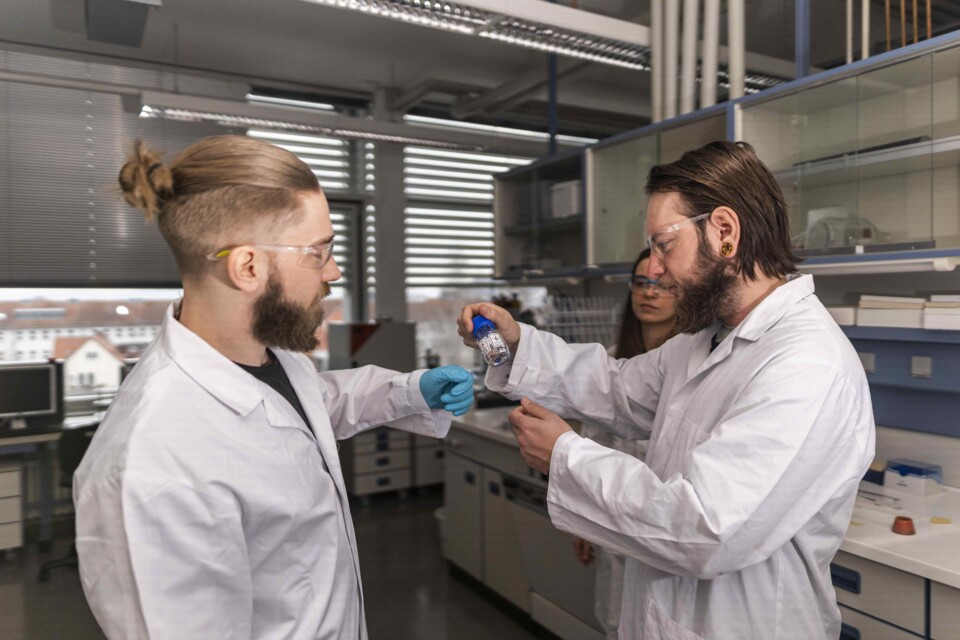 Dr. Felix Blei, Roxana Preuß and Frank Junger in the laboratory