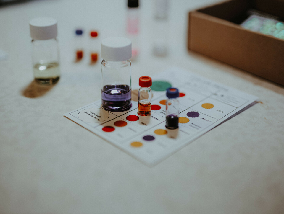 Konzentrationsbestimmung und Streckstoffdetektion MDMA gefärbte Nachweisreagenzien auf einer Auswertungsskala für den Wirkstoff MDMA und zugehöriger Streckstoffdetektion