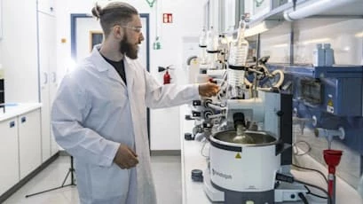 Dr. Felix Blei Laborarbeit Dr. Felix Blei steht im Labor an Laborgeräten