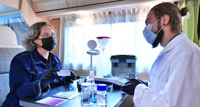 Gesundheitsministerin Heike Werner und Dr. Felix Blei im mobilen Drug checking