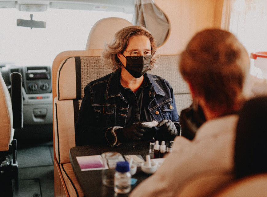 Dr. Felix Blei and Minister of Health Heike Werner Health minister Heike Werner and Dr. Felix Blei in the mobile lab with test materials and reagents