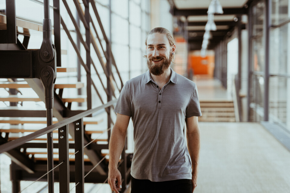 Dr. Felix Blei walking in the corridor of the Bioinstrumentenzentrum Jena