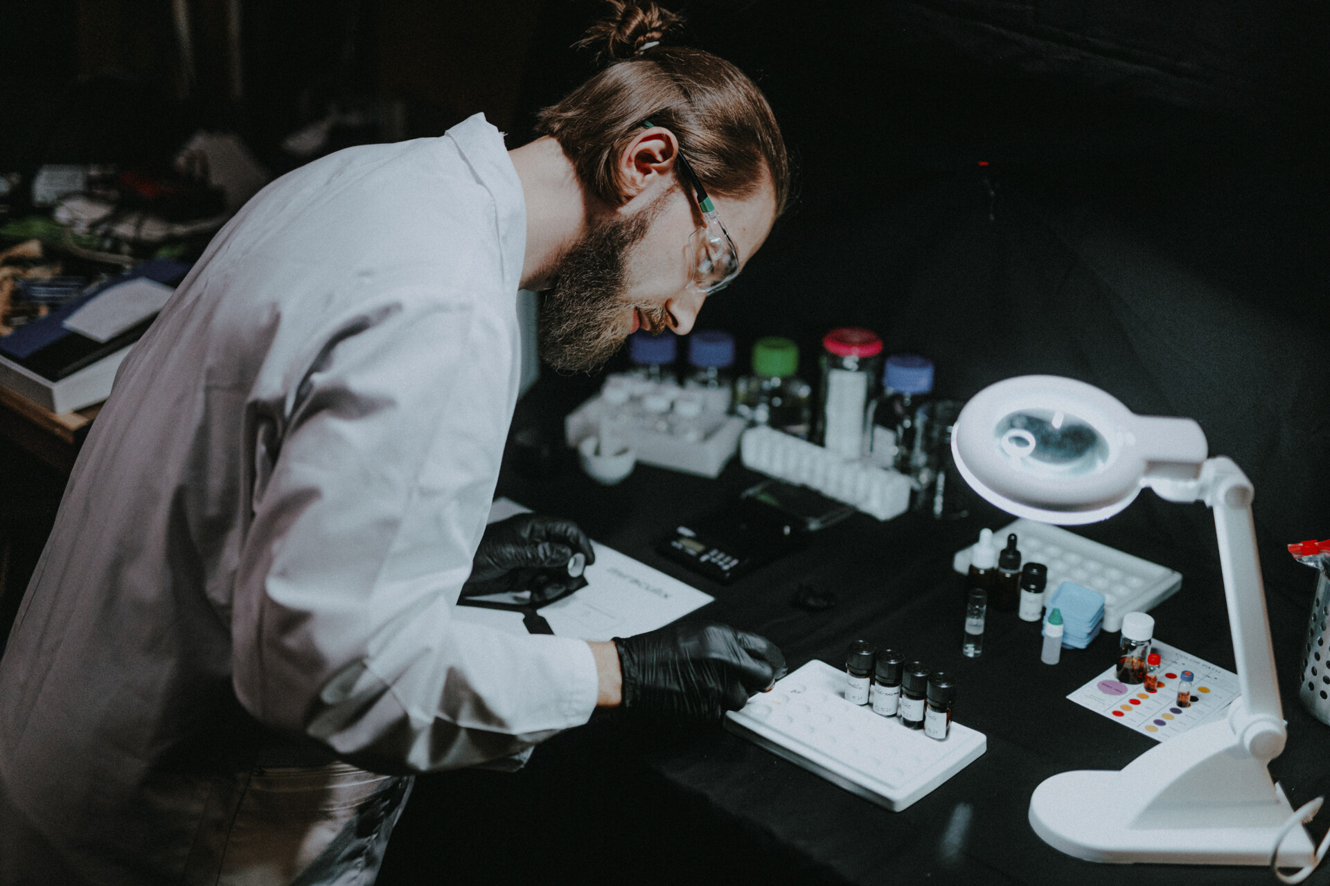 Dr. Felix Blei im mobilen Labor bei der Analyse von unbekannten Substanzen