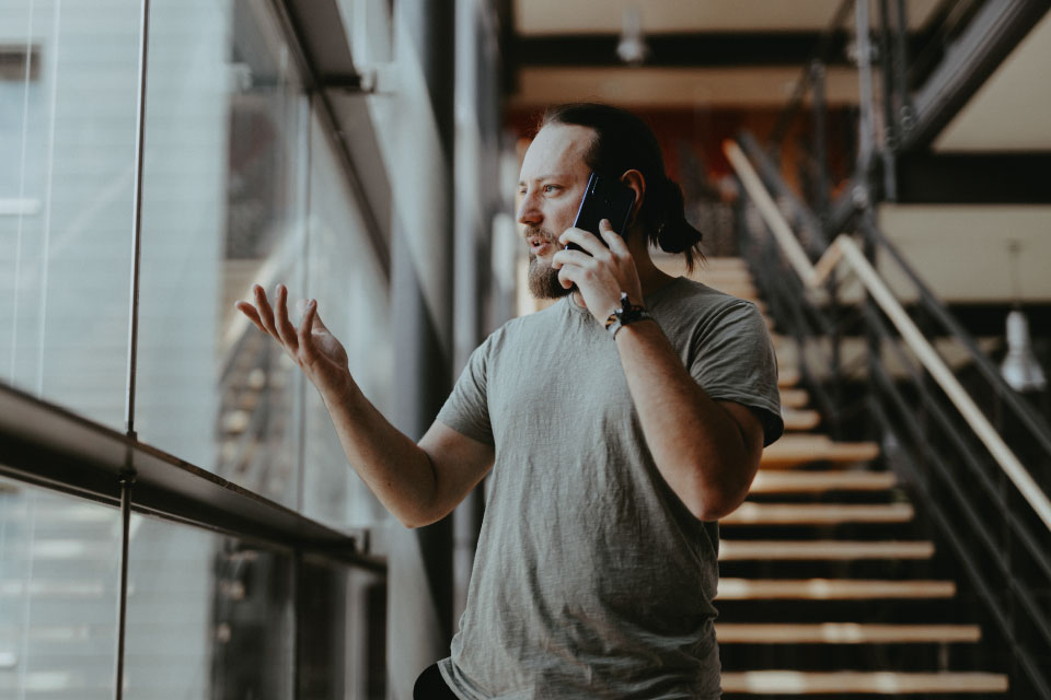 Frank Junger am telefonieren